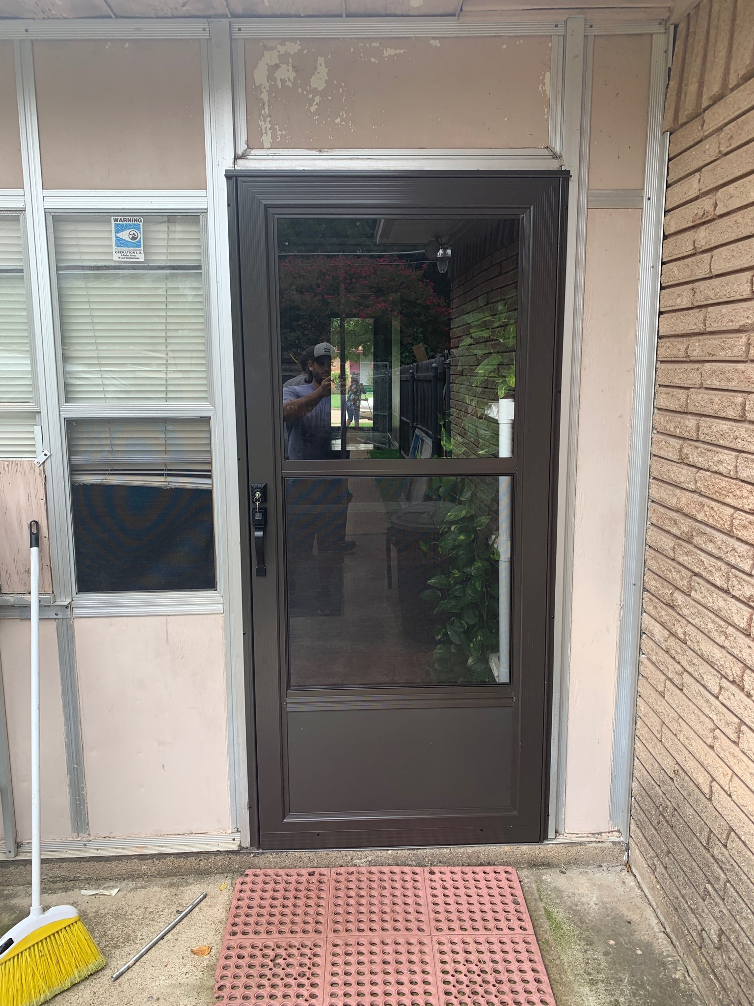 Aluminum storm door with modern design